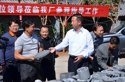 宾川县人民政府县长阿泽新率队视察企业